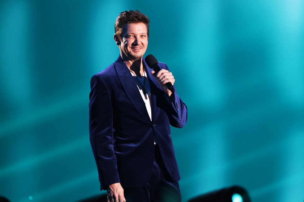 Jeremy Renner Receives Standing Ovation at Folks’s Replacement Awards