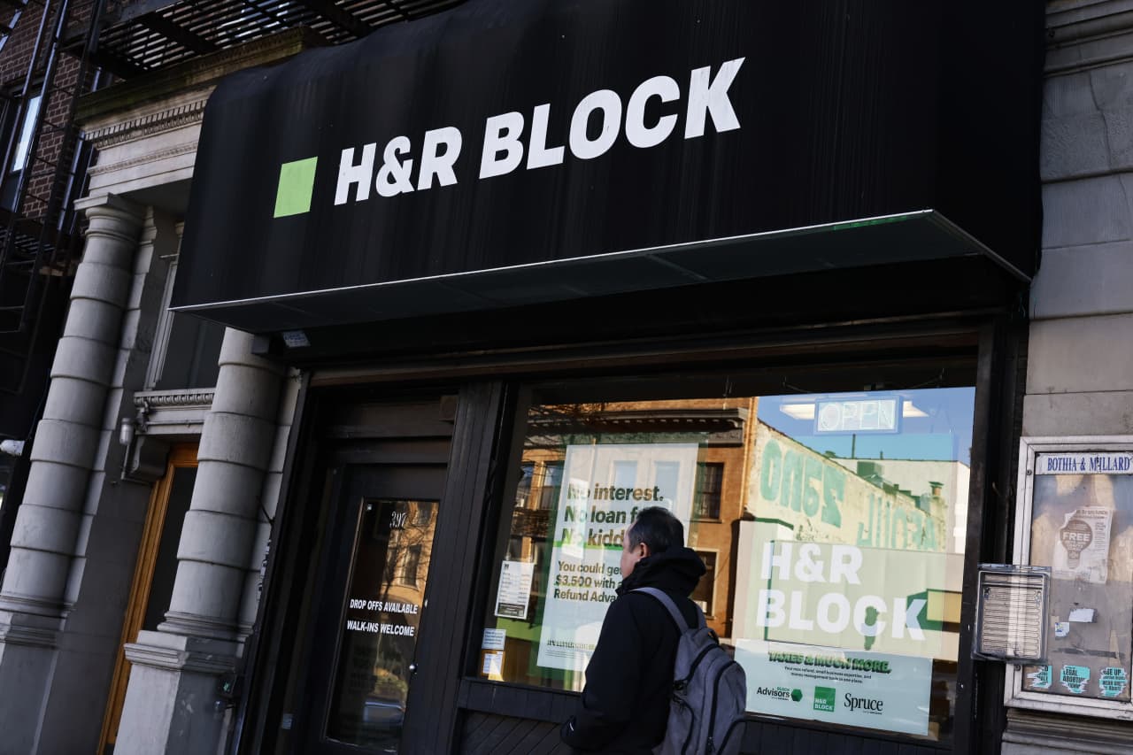 H&R Block’s on-line tax prep tricked customers into paying extra cash, FTC alleges