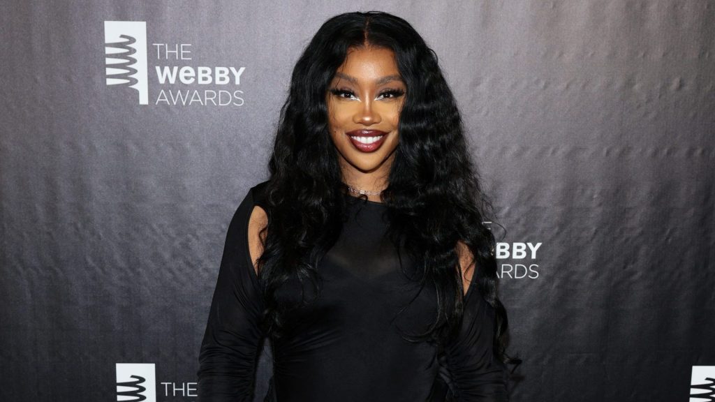 SZA Finds Why She Had Her Breast Implants Eliminated