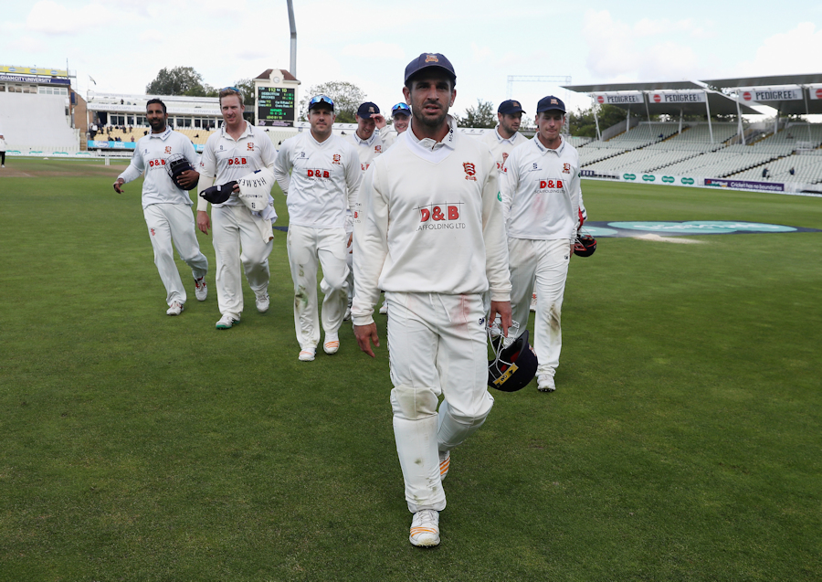 Essex on verge of title, Warwickshire going on after innings defeat